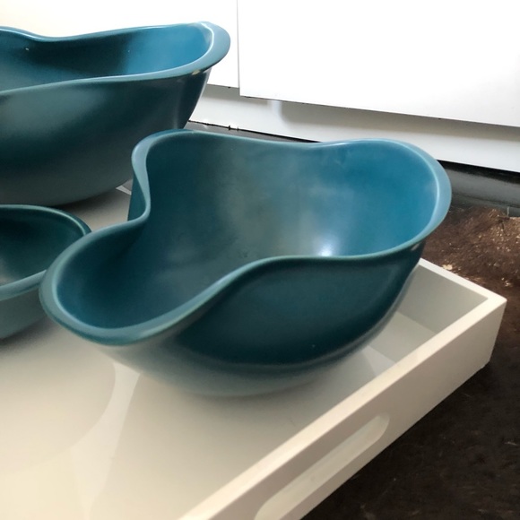 Set of Jonathan Adler WIGGLE bowls in Navy. Large, medium and small. Stacking. - Picture 4 of 10